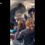 Iran, le ragazze di un liceo si tolgono il velo e cantano: “Donna, vita e libertà”