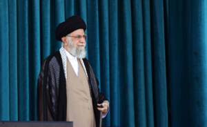 Iran, Khamenei rompe silenzio e accusa: “Rivolte pianificate da Usa”