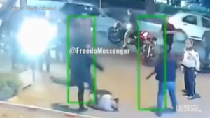 Iran, a Teheran manifestante preso a calci e colpito con un taser dalla polizia