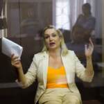 Russia, la giornalista contro la guerra Marina Ovsyannikova in fuga: ricercata