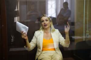 Russia, la giornalista contro la guerra Marina Ovsyannikova in fuga: ricercata