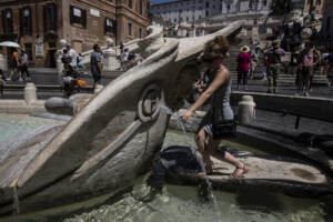 Roma, Piazza di Spagna. Scalinata di Trinità dei Monti tra turisti, caldo e ambulanti