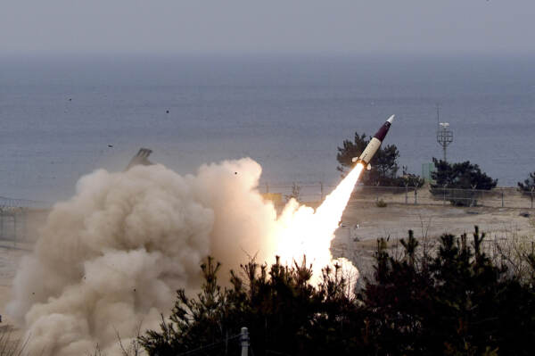 La Corea del Nord lancia un missile balistico intercontinentale verso il mar del Giappone