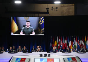 Zelensky in collegamento al vertice NATO a Madrid