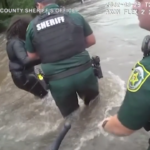 Uragano Ian, la polizia salva una donna travolta dall’acqua