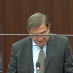 Romano La Russa, saluto fascista: Consiglio regionale lombardo salva l’assessore