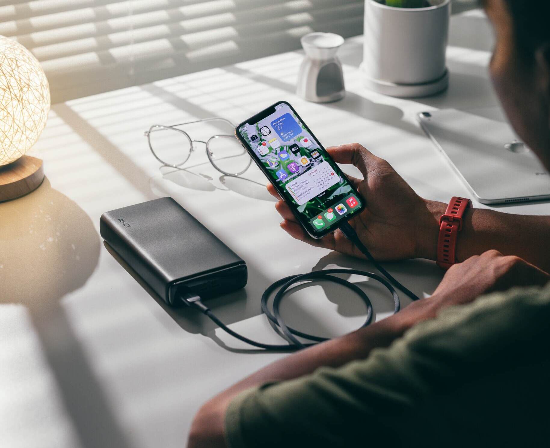 Ue, ok a caricatore unico per telefoni e tablet dal 2024