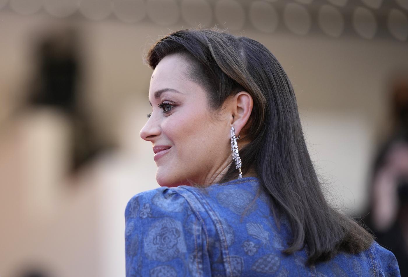 Amini, da Binoche a Cotillard, attrici si tagliano capelli per Iran