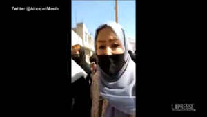 Iran, studentesse fuggono da spari polizia
