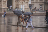 Temporale si abbatte su Milano, pioggia in Piazza Duomo