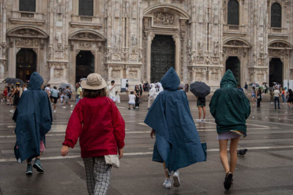 Arrivo della perturbazione sul nord Italia, pioggia in Piazza del Duomo a Milano