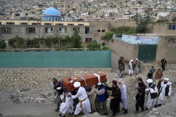 Afghanistan: lutto per le vittime di un attentato alla moschea a Kabul