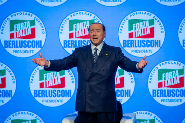 Elezioni, chiusura campagna elettorale di Forza Italia al teatro Manzoni di Milano