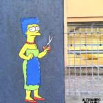 Iran, Marge Simpson si taglia i capelli: murale di protesta a Milano