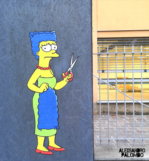 Iran, Marge Simpson si taglia i capelli: murale di protesta a Milano