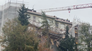 Torino, crolla ponteggio vicino a scuola: 3 operai feriti
