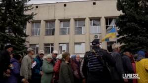 Ucraina, i residenti di Lyman in fila per ricevere aiuti umanitari