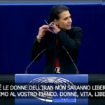 Iran, deputata svedese si taglia i capelli al Parlamento Ue