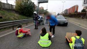 Milano, attivisti green di Ultima generazione bloccano la strada: automobilisti infuriati