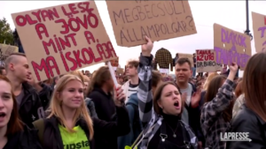 Ungheria, studenti protestano contro riforma istruzione