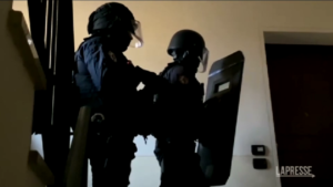 Brescia, si barrica in casa con il figlio di 4 anni: intervengono carabinieri