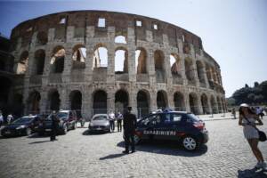 Roma, Carabinieri effettuano il servizio di controllo e sanzione dei saltafila al Colosseo