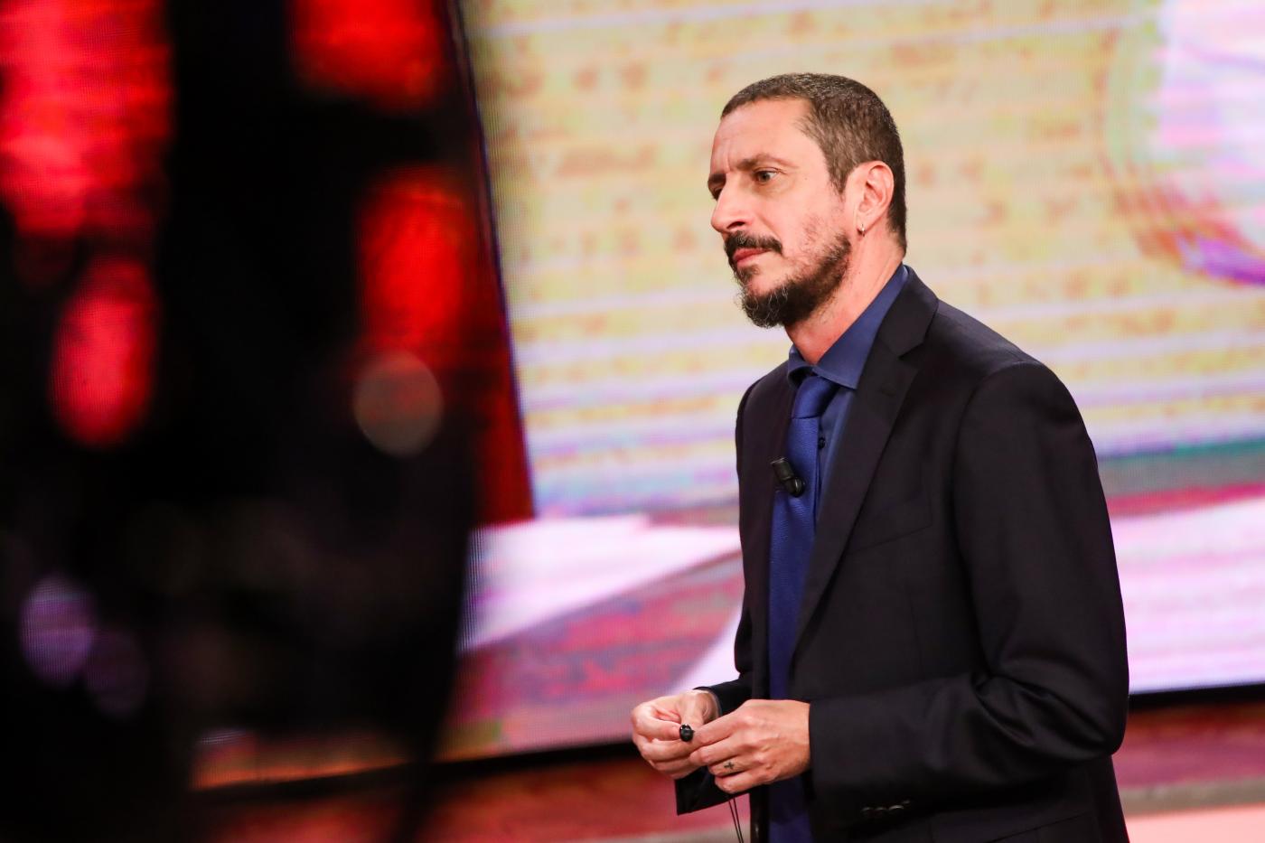 Genova, Luca Bizzarri fuori da Palazzo Ducale LaPresse