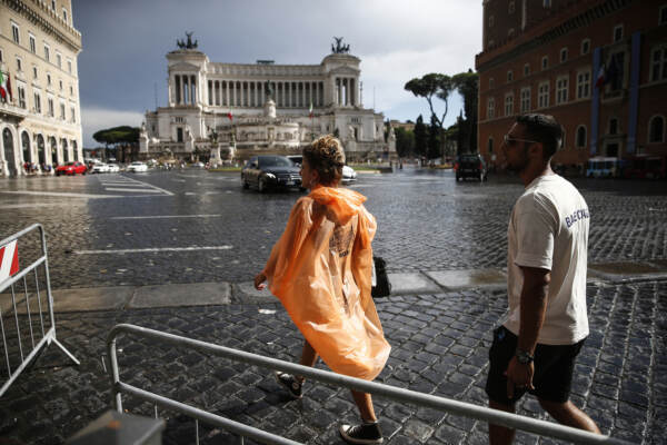 Pioggia estiva in centro a Roma