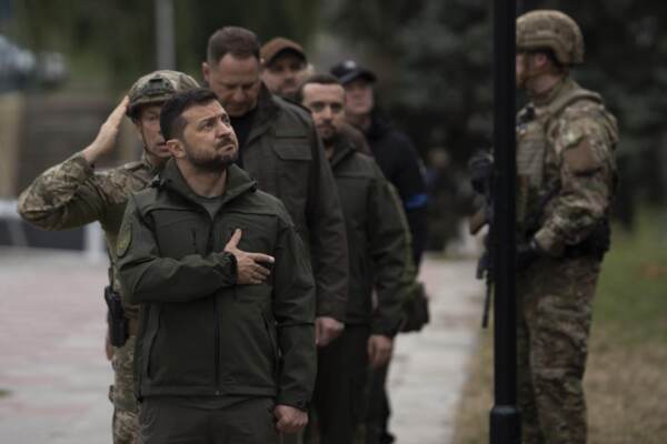 Guerra Ucraina, visita a sorpresa di Zelensky nella riconquistata Izium