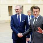 Governo, Macron: “Piena fiducia in Mattarella su esecutivo”