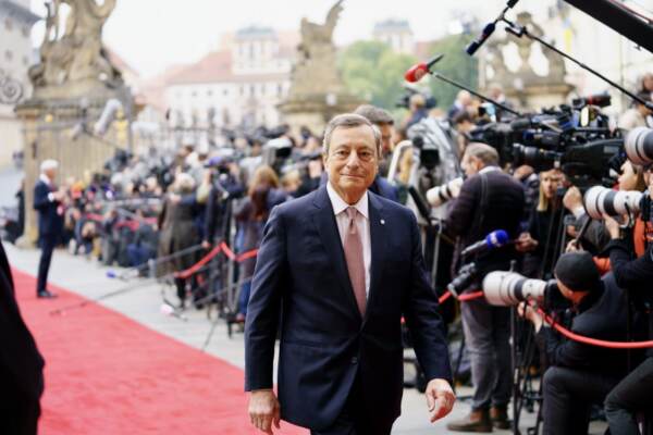 Mario Draghi a Praga per il vertice informale Ue su energia e pace