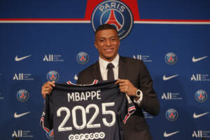 Mbappé devient le footballeur le mieux payé au monde, selon Forbes