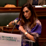 Amini, la deputata belga Darya Safai si taglia una ciocca di capelli
