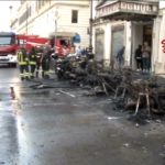 Roma, motorini in fiamme a Termini: nube di fumo nero