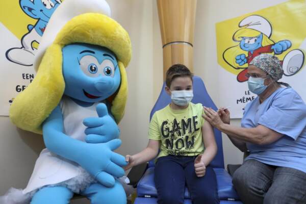 I puffi accompagnano al vaccino i bambini in Belgio