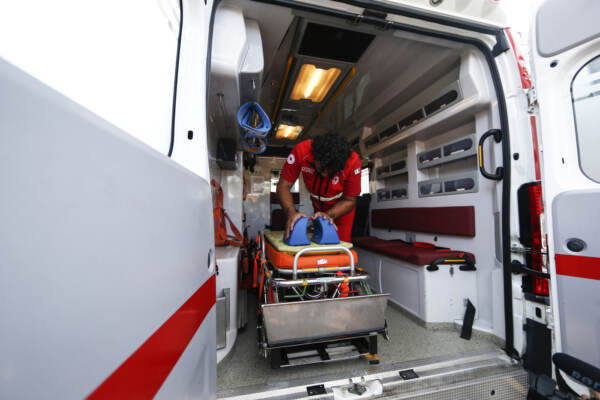 Roma, consegna nuove ambulanze della Croce Rossa al sistema sanitario ucraino