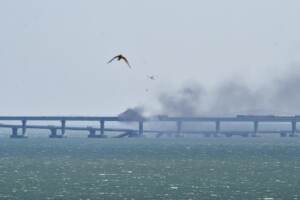 Ucraina, incendio sul ponte fra la Crimea e la Russia