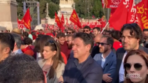 Cgil, in piazza anche Conte che ascolta Landini