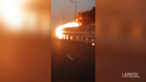 Ucraina, il ponte in Crimea tra le fiamme