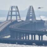 Ucraina, elicotteri spengono incendio su ponte Crimea