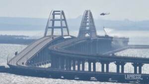 Ucraina, elicotteri spengono incendio su ponte Crimea