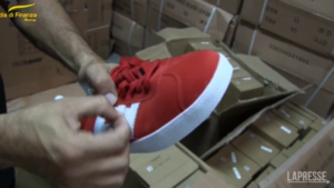 Roma, trovate scarpe contraffatte per 500mila euro
