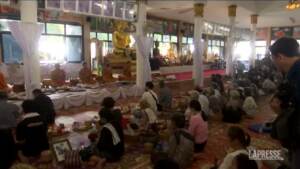Thailandia, strage in asilo: famiglie commemorano vittime in tempio buddista
