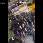 Iran, la polizia si unisce ai manifestanti che protestano a Teheran