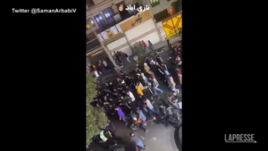 Iran, la polizia si unisce ai manifestanti che protestano a Teheran