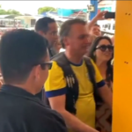 Brasile, Bolsonaro sfreccia in moto d’acqua davanti ai suoi sostenitori