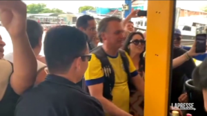 Brasile, Bolsonaro sfreccia in moto d’acqua davanti ai suoi sostenitori