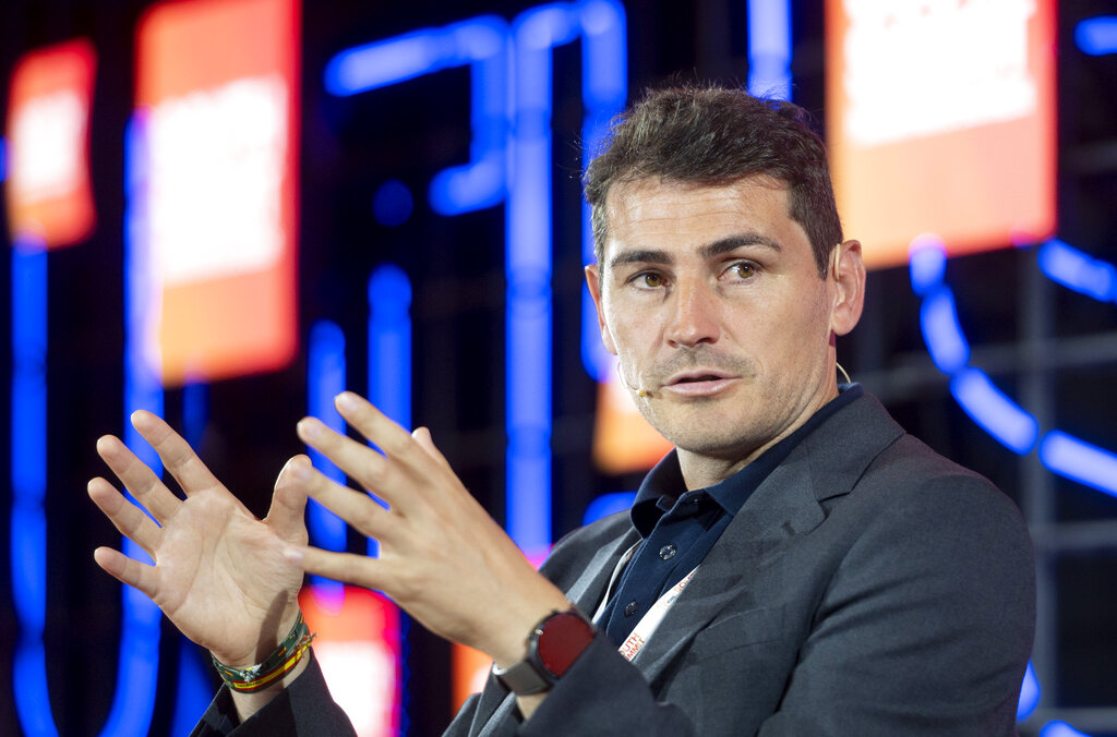 Calcio, Casillas fa coming out e poi chiarisce: “Account hackerato”