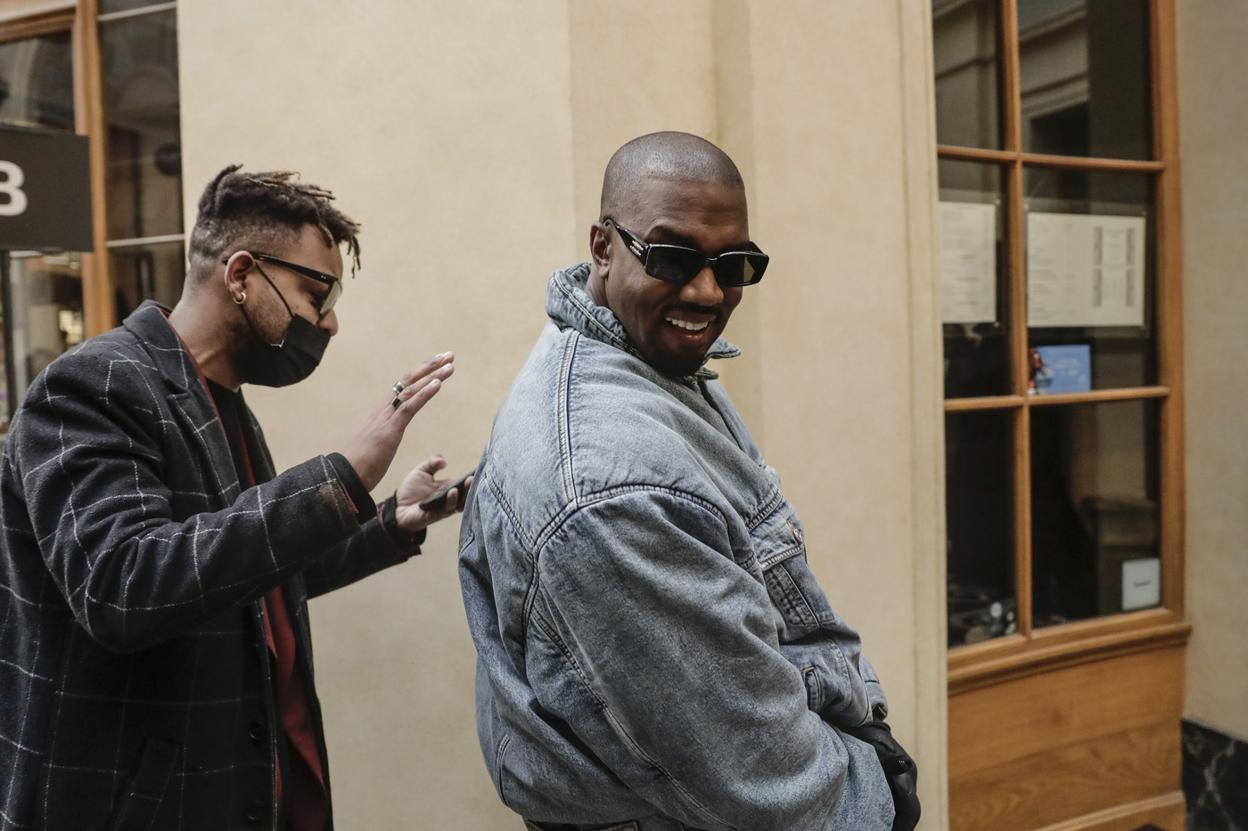 Kanye West, Twitter blocca account per antisemitismo