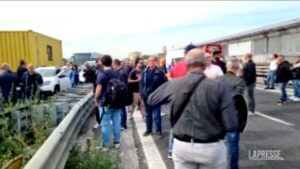 Whirlpool, a Napoli operai bloccano autostrada